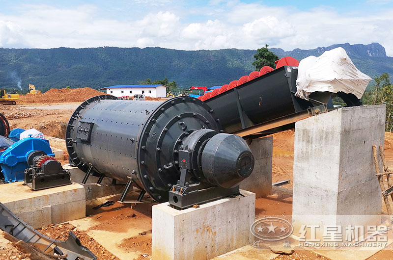 新型球磨機工作現場圖片