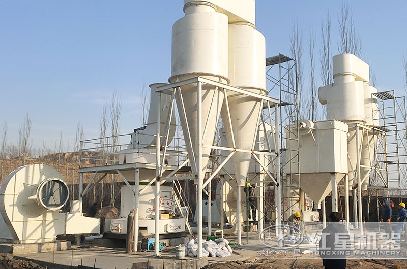 河南客戶雷蒙磨粉機(jī)工作現(xiàn)場(chǎng)