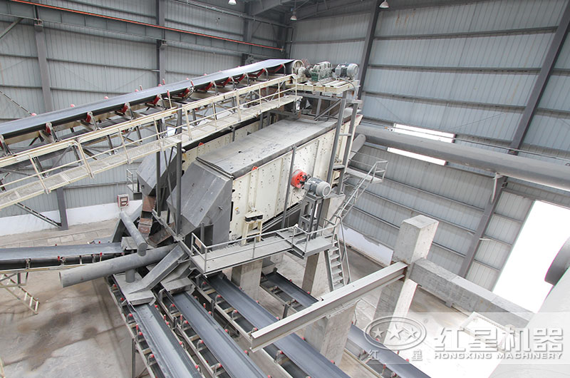 振動篩和輸送機(jī)工作現(xiàn)場圖片