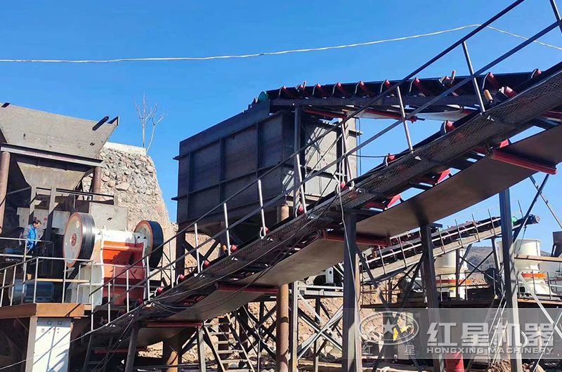 顎式破碎機工作現(xiàn)場圖