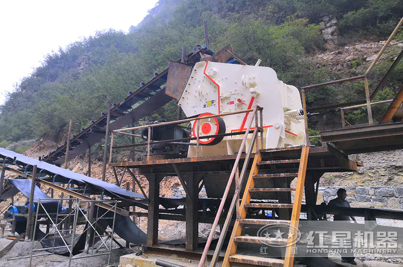 反擊式制砂機(jī)工作現(xiàn)場實拍圖