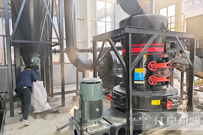 山西客戶雷蒙磨粉機(jī)工作現(xiàn)場(chǎng)