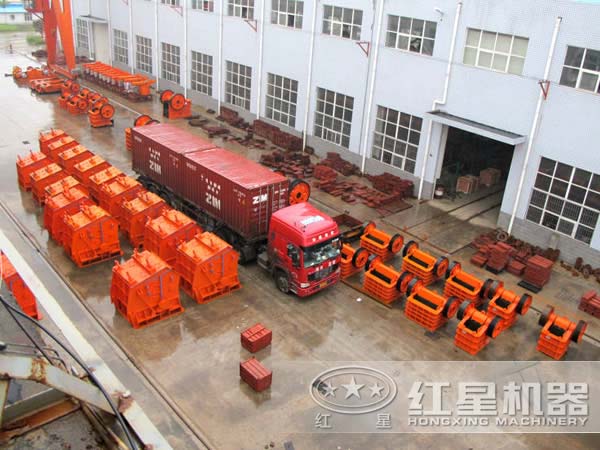 石灰石反擊式破碎機(jī)廠家廠區(qū)一角