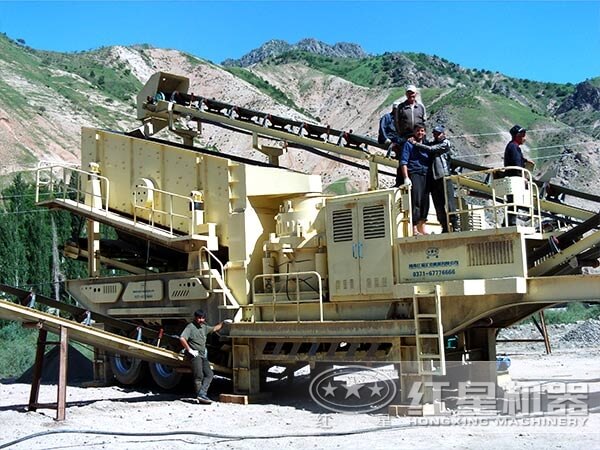 流動(dòng)汽車載式碾石機(jī)工作現(xiàn)場(chǎng)