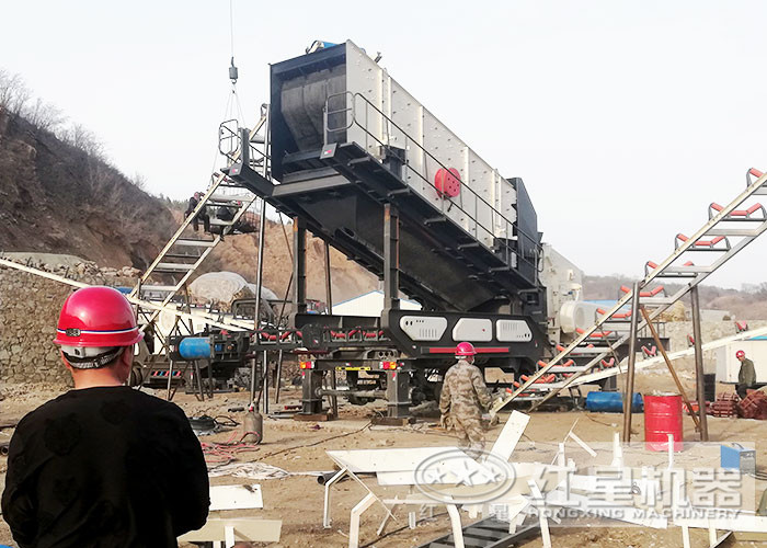 再硬的石頭，在這臺(tái)流動(dòng)碎石機(jī)下也變成了規(guī)整的石子