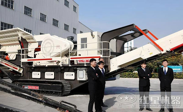 客戶來(lái)廠參觀履帶汽車移動(dòng)磕石機(jī)