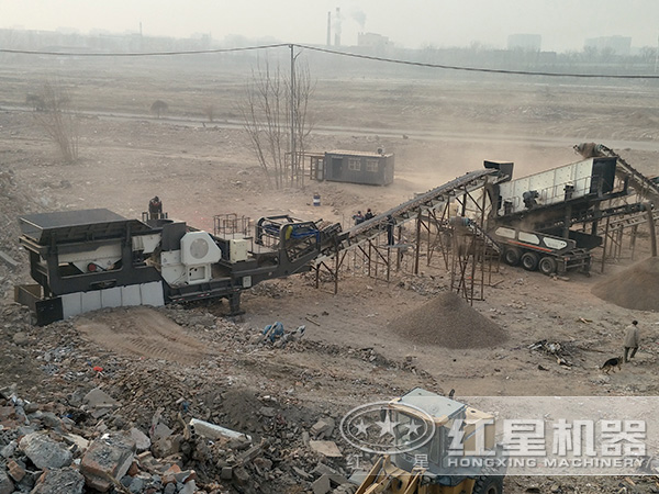 客戶來(lái)廠參觀履帶汽車移動(dòng)磕石機(jī)