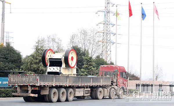 紅星CJ顎式石子磕石機發(fā)往破碎場地