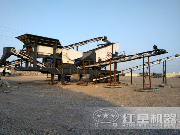移動鄂式磕石機處理石子時產(chǎn)量多大，需投資多少錢？