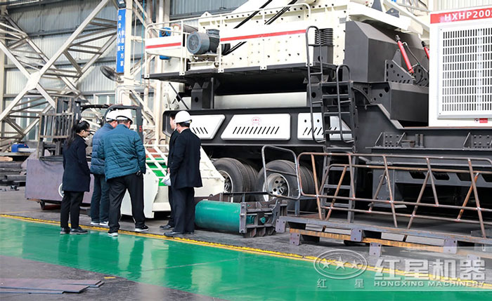 技術(shù)經(jīng)理陪同用戶參觀流動石料加工設(shè)備