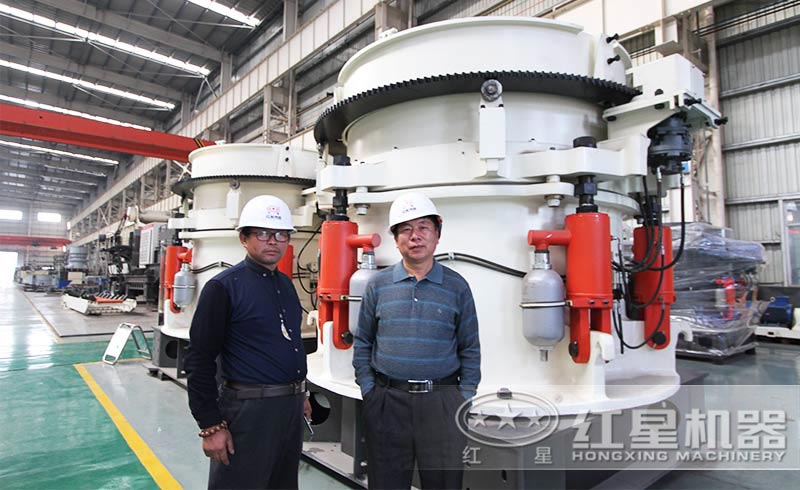 用戶(hù)來(lái)廠(chǎng)考察河卵石圓錐破碎機(jī)