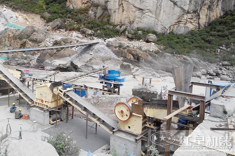顎式破碎機(jī)、反擊破碎機(jī)、制沙機(jī)三機(jī)制沙現(xiàn)場