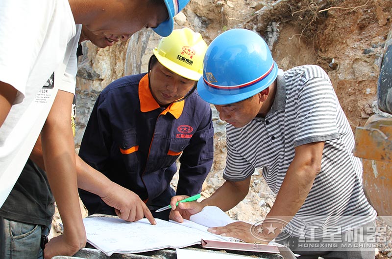 紅星技術(shù)人員現(xiàn)場勘查環(huán)境和石料為用戶設計生產(chǎn)流程