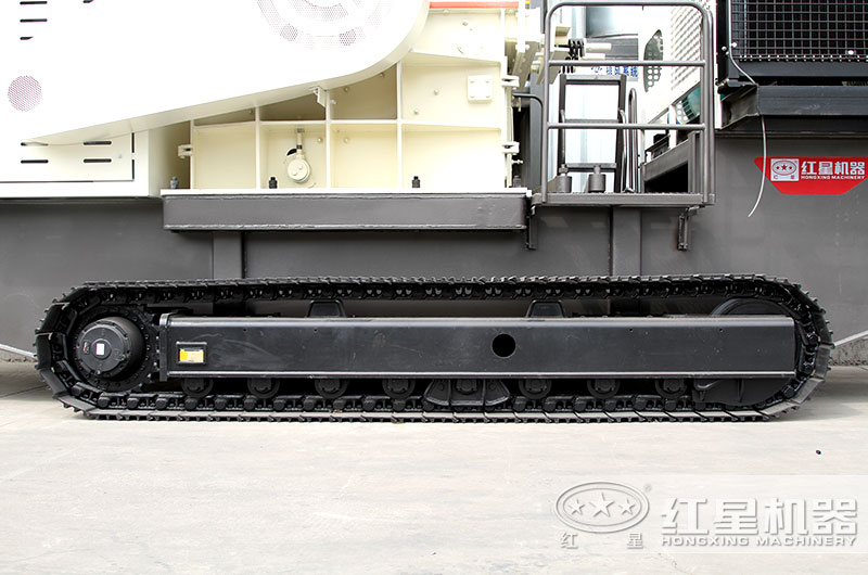 履帶加持下，即使是崎嶇不平的山路，設備也如履平底