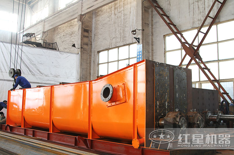 紅星技術(shù)工人在認真的組裝設備