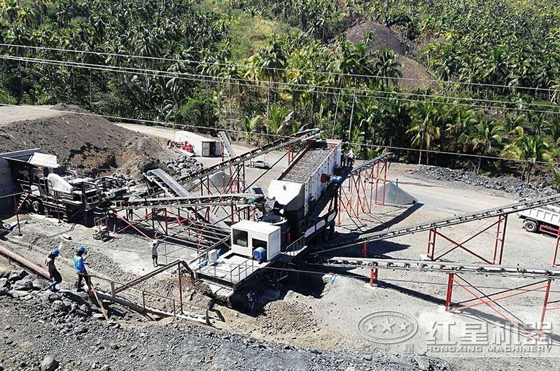 作為頭破設(shè)備的流動(dòng)式鄂破碎機(jī)與流動(dòng)圓錐破碎機(jī)搭配作業(yè)現(xiàn)場(chǎng)