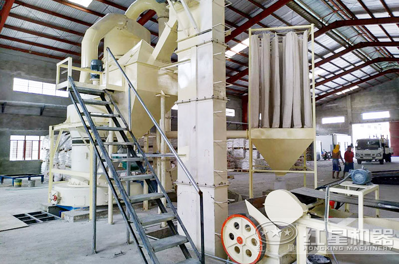 雷蒙磨粉機設(shè)備型號都有哪些？室內(nèi)雷蒙磨粉生產(chǎn)線廠房高度多少？