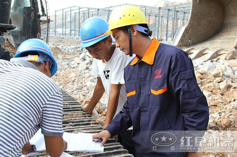 紅星技術(shù)經(jīng)理現(xiàn)場(chǎng)為用戶選址并安裝碎石設(shè)備