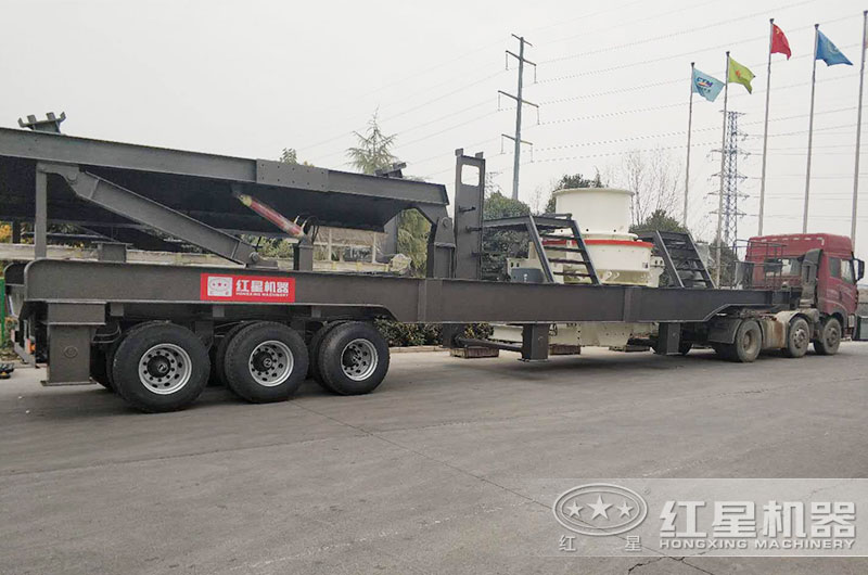 移動(dòng)石頭制砂機(jī)掛上車頭即將開往制砂現(xiàn)場(chǎng)