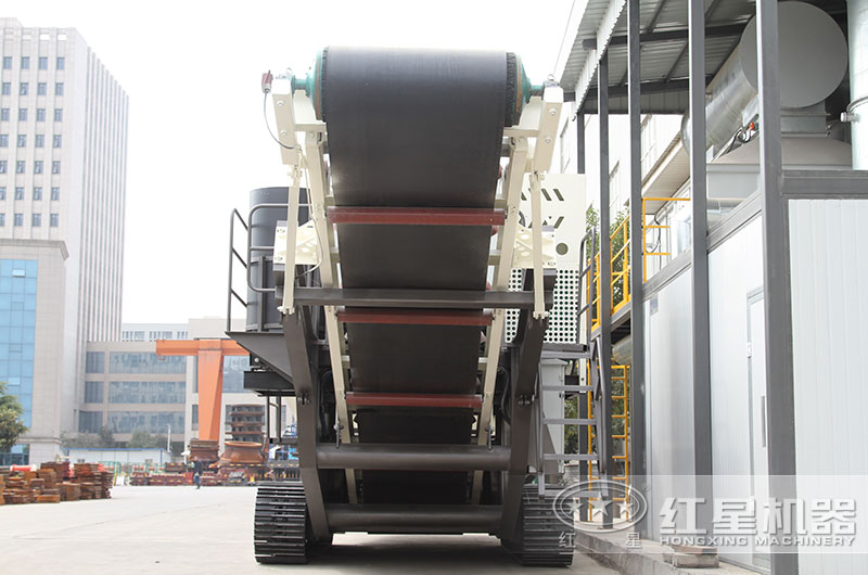 移動(dòng)石子破碎站已經(jīng)開(kāi)去躲雨了，您的砂石設(shè)備還泡在水里嗎？