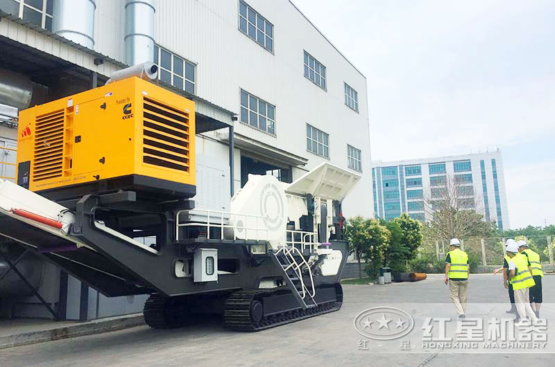 山西用戶來廠考察履帶建筑垃圾回收破碎機設(shè)備