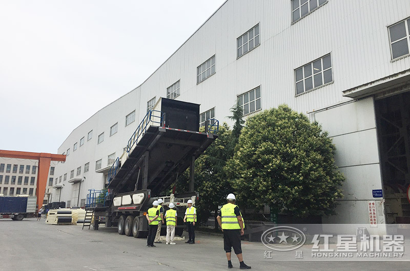 山東用戶來廠考察車載移動(dòng)打沙機(jī)