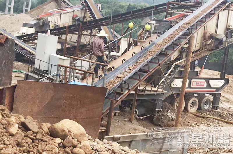 移動打砂設備生產(chǎn)鵝卵石砂現(xiàn)場