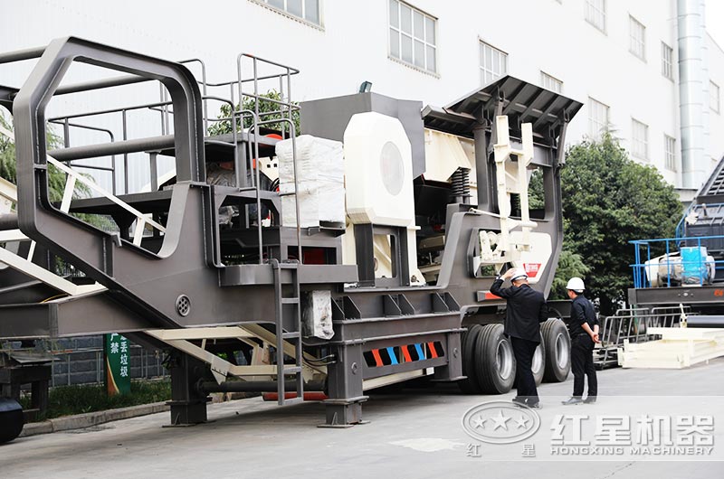 用戶來(lái)廠參觀考察汽車移動(dòng)破石機(jī)