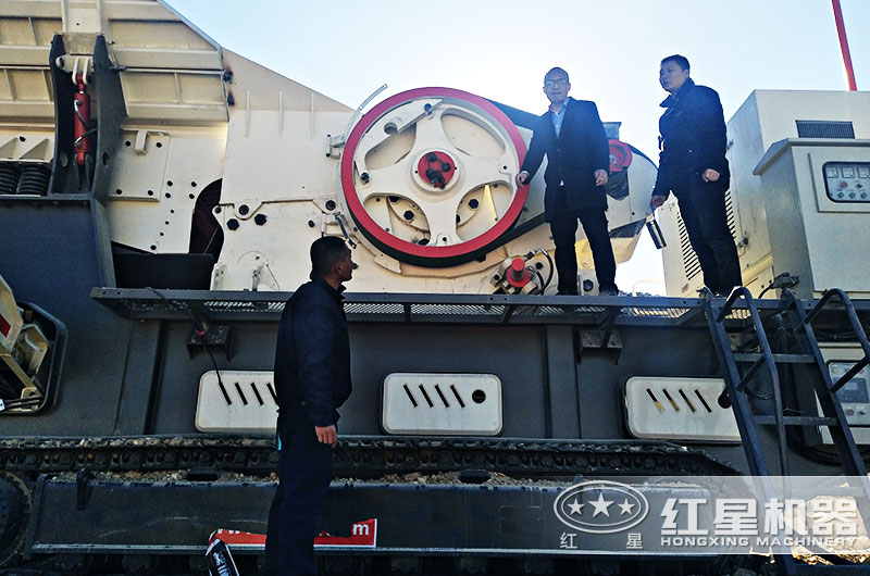 大型履帶建筑垃圾回收破碎機設(shè)備已經(jīng)到達(dá)破碎現(xiàn)場