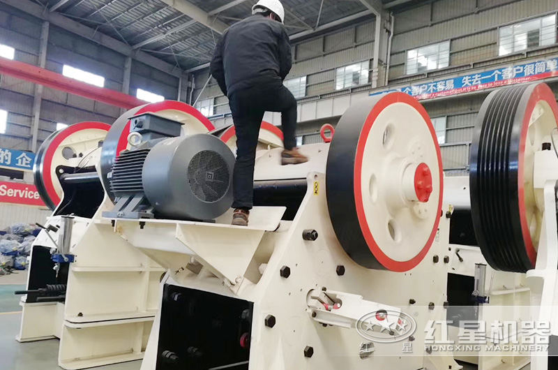 山西用戶來廠考察顎式石子破碎機設(shè)備