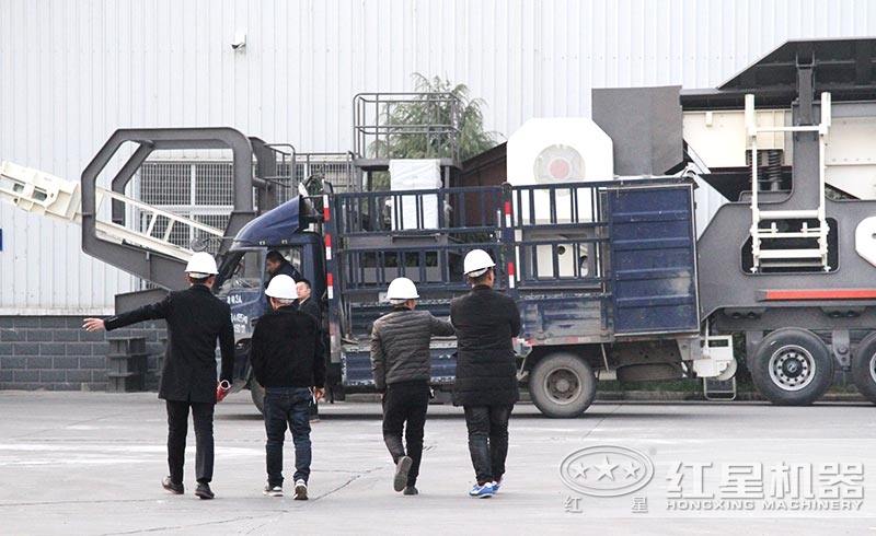 技術(shù)經(jīng)理陪同用戶(hù)參觀(guān)大型城市建筑垃圾粉碎機(jī)