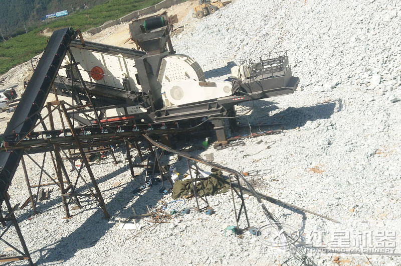 一次成型的移動錘式破碎機(jī)生產(chǎn)石灰石石子現(xiàn)場