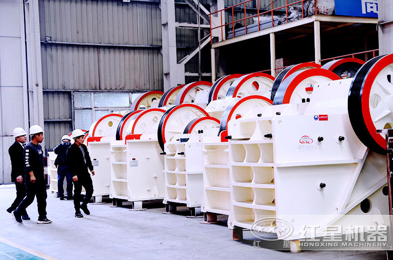 用戶來(lái)廠參觀不同規(guī)格的細(xì)鄂式破碎機(jī)