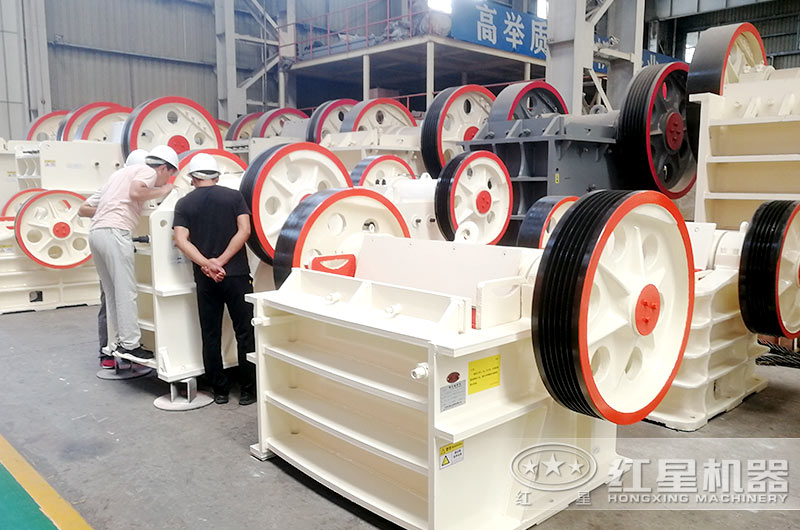 不同規(guī)格顎式打石子機生產車間