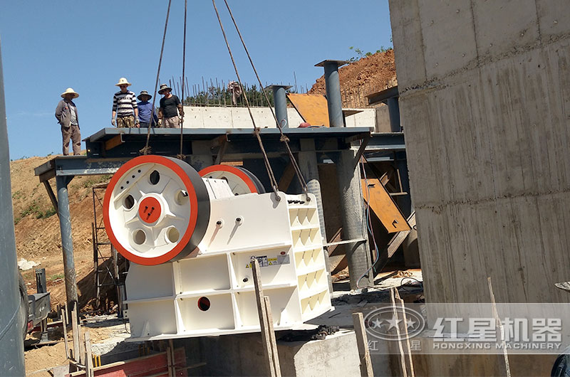 刻沙子石子機每天的產(chǎn)量多少？開辦石子廠合法嗎？