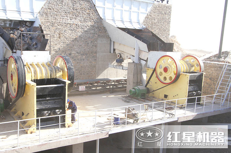 兩臺PE系列69顎破機(jī)聯(lián)合作業(yè)現(xiàn)場